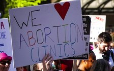 Illinois lawmakers passed the Reproductive Health Act in 2019 to ensure continued access to reproductive health, including abortion, regardless of federal court precedent. (Wikimedia Commons)