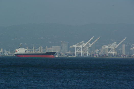 FOTO: Las instalaciones portuarias de Oakland ofrecen empleos bien pagados, pero los grupos laborales de California avisan, que los anuncios politicos, pagados con dinero fuera del estado, incluyendo dinero de los hermanos Koch, estan empujando una agenda que agrava la divisin econmica de la nacin. Crdito de la foto: Johannes Seemann/Morguefile.