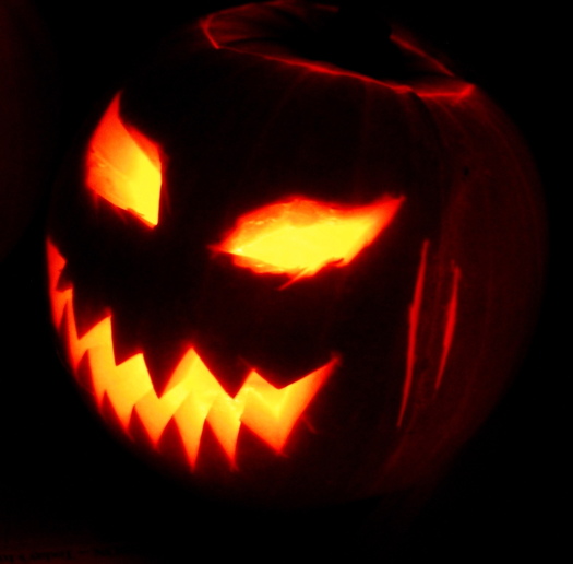 PHOTO: With Halloween falling on a Friday night this year, experts say close parental supervision and a few sensible precautions will help keep kids safe while trick-or-treating. Photo credit: Wikimedia.