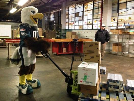 Philadelphia Eagles mascot Swoop delivers healthy food to the Coalition Against Hunger. Credit: Greater Philadelphia Coalition Against Hunger