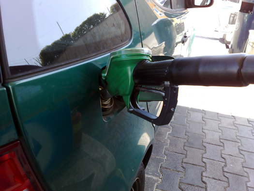 PHOTO: Gas prices may be low, but a new survey shows motorists don't believe prices will stay that way, and want their next vehicle to get better gas mileage. Photo credit: Clara Natoli/Morguefile.