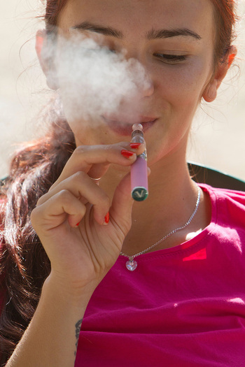 CDC E  cigarette  Use Among Young People  Tops Regular 