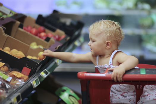 Child in grocery store. Credit: iStockphoto.