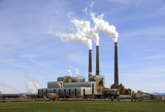 The American Lung Association says reducing pollution from coal power plants will mean an improvement in public health. Credit: helt2.