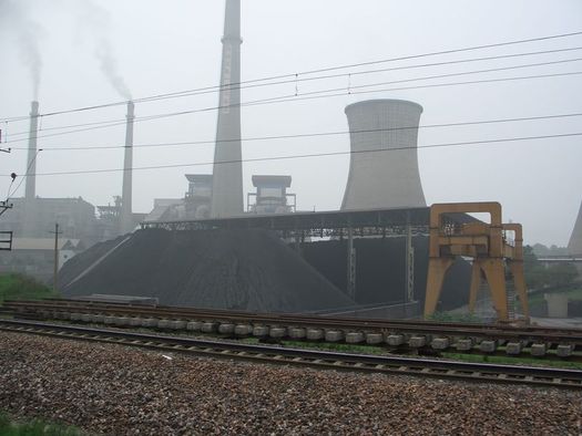 The use of coal by Chinese power plants fell by as much as 3.5% last year and looks likely to continue falling. Observers say the government there wants to clean its nortoriously dirty air. Photo by Tobias Brox/Wikimedia.