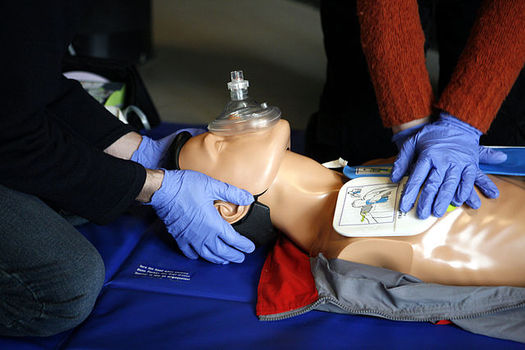 While formal training builds skills and confidence, the new CPR guidelines stress that a cellphone and a willingness to step in can save lives. Credit: Rama/Wikimedia Commons 