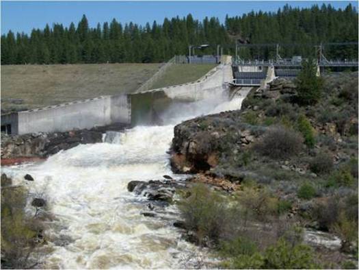 The J.C. Boyle Dam is one of four slated for decommissioning if Congress approves the Klamath Basin Restoration Agreement. Credit: U.S. Fish and Wildlife Service