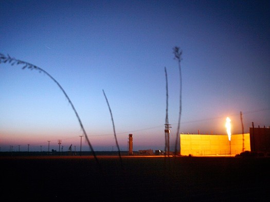 Oil flaring at a plant in Bakersfield. A new report finds millions of acres of public land in the West are tied up in unused oil and gas land leases. (Chris Jordan-Block/Earthjustice)