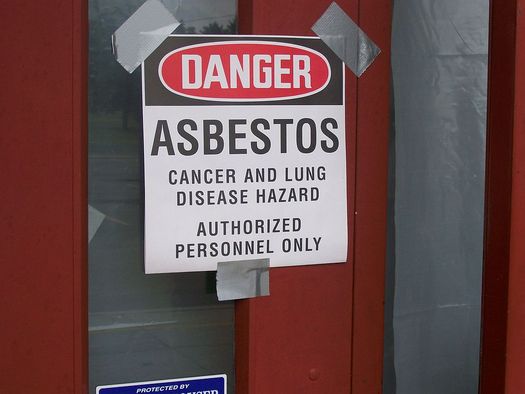 Under the 1976 law the EPA was unable to regulate asbestos. (Ktorbeck/Wikimedia Commons).