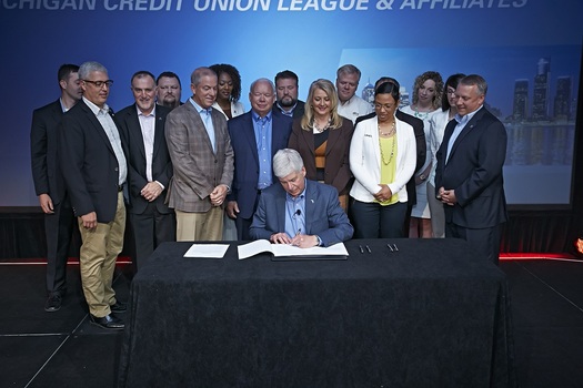 Flanked by Michigan credit union leaders, Gov. Rick Snyder signed an update of the Michigan Credit Union Act into law. (L. Michels/MCUL) 
