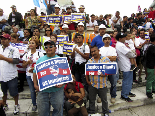 Latinos se manifiestan ante el Capitolio de Washington, D.C., para exigir reforma migratoria. (coast-to-coast/iStockphoto)
