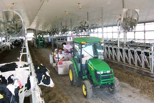 Tours of farming operations are one popular aspect of Wisconsin Farm Technology Days, which gets underway today in Lake Geneva, WI. (wifarmtechnologydays.com)