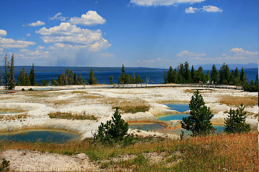 Tips to avoiding crowds at Yellowstone include visiting less-traveled boardwalks such as the West Thumb Geyser Basin. (Brocken Inaglory/Wikimedia Commons)