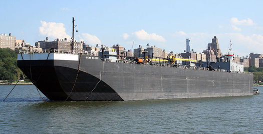 Barges carry volatile Bakken crude oil down the Hudson River to New Jersey refineries.  (Mr.Choppers/Wikimedia Commons)