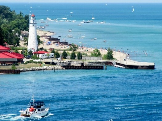 30 million people, including many Wisconsinites, rely on the Great Lakes for drinking water. Several groups want the presidential candidates to signal support for protecting them. (MRRTxpilot/iStockPhoto.com)