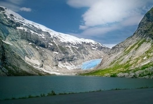 A study shows that half the world's drinking water, supplied by mountaintops, is threatened by climate change. (Pixabay)