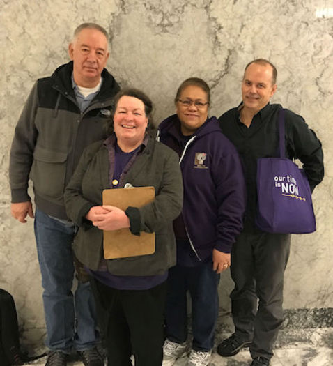 Padres que brindan cuidados familiares testificaron en apoyo a la legislacin de cuidados sustitutos en Olymplia, la semana pasada. (SEIU 775)