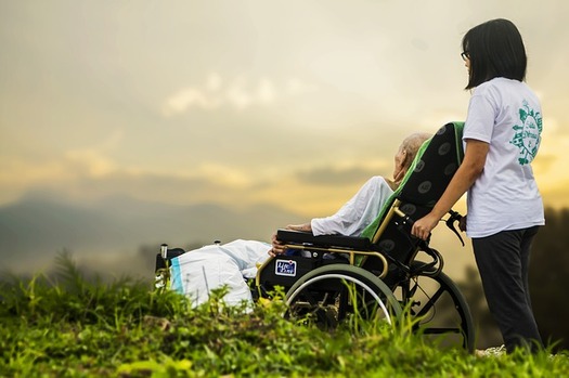 Cortes propuestos al Medicaid podran impactar a casi 130,000 adultos mayores y personas con discapacidad en Colorado, que confan en el programa. (Pixabay) 