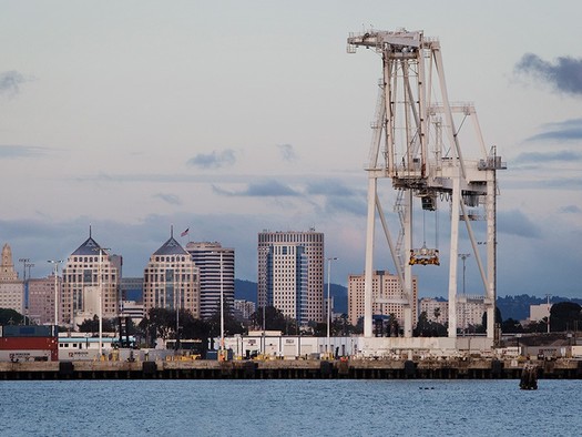 Los estudios indican que las emisiones de diesel son 90 veces ms altas en las inmediaciones del Puerto de Oakland, en West Oakland, que el promedio estatal. (Chris Jordan-Block/Earthjustice)