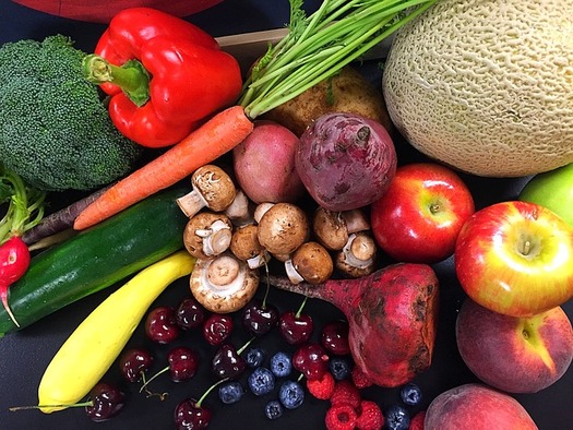 Experts recommend adding colorful foods, such as blueberries and carrots, which are high in nutrition and rich in antioxidants, to daily diets for better health. (Pixabay)
