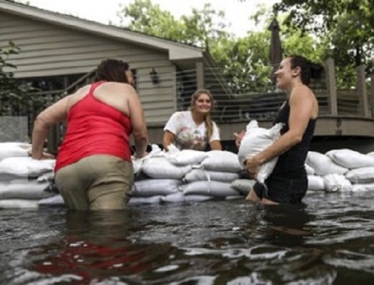 Flooding linked to warmer temperatures and ice meltage on Lake Michigan is likely to increase in the Midwest, according to a new report. (V. Carter)