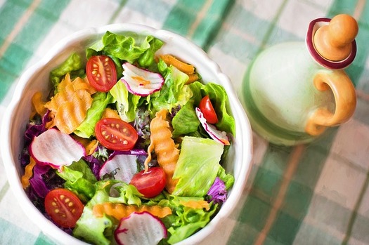 This holiday season, South Dakotans should use vegetables and fruits to add some color and vitamins to their meals, health experts say. (jill111/Pixabay)