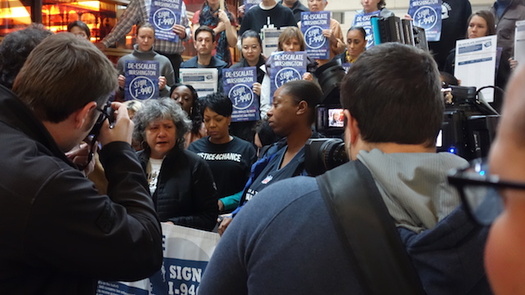 La campa�a pro Iniciativa 940 ha reunido m�s de 300,000 firmas. (De-Escalate Washington).