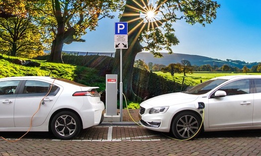 Carmakers can get credit toward meeting emission standards by selling more electric cars. (Joenomias/Pixabay)