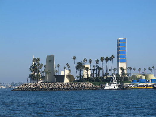 Oil facilities on several man-made islands off of Long Beach and Seal Beach have racked up 293 state violations since 2015.(Donielle/Wikimedia Commons)