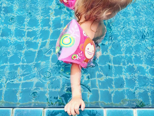 Child safety experts advise parents and care providers to keep a close eye on children in the water. (kaakamakaaka/Twenty20)