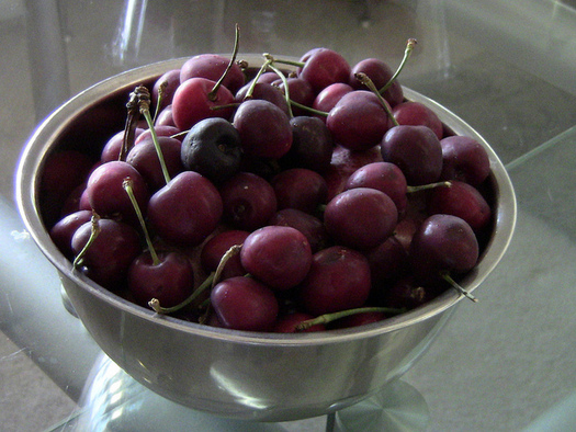 Cherries are among the fruits that grow thanks to the work of pollinators. (Marti/Flickr)