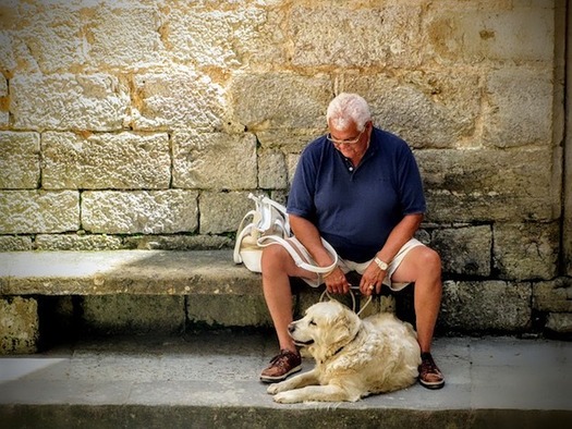 Older people can be more vulnerable to excessive heat and dehydration. (Joenomias/Pixabay)