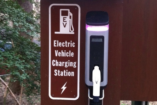 Will U.S. automakers answer a call for a faster transition to electric vehicles? (Mrs. Gemstone/Flickr)