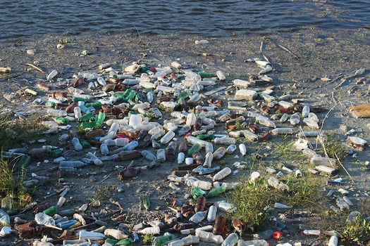 Every year an estimated 8 million metric tons of plastic waste enters ocean waters. (byrev/pixabay)