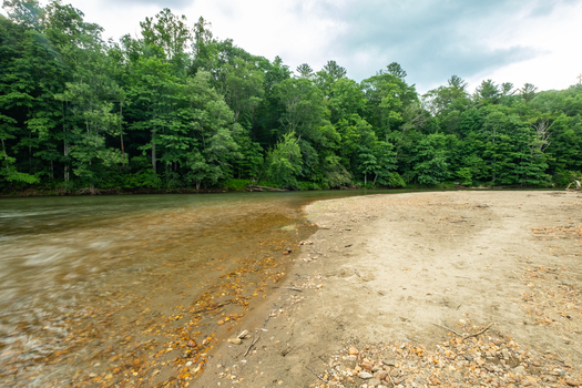 A bend of the New River provides an opportunity for beach access for people in Western North Carolina. (New River Conservancy)