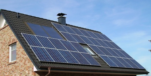 There are currently 200,000 solar-powered households in New York state. (skeeze/Pixabay)