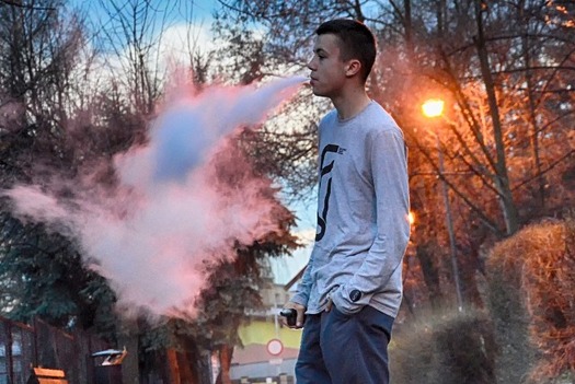 With flavors like bubble gum and cotton candy, health experts believe e-cigarettes are specifically marketed to appeal to young people. (1503849/Pixabay)