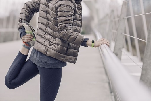 Hasta un poco de ejercicio puede ayudarnos a combatir la tristeza de invierno. (StockSnap/Pixabay)