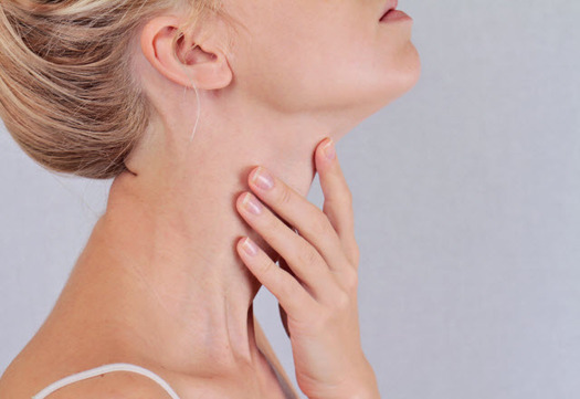 Common signs of thyroid disorder include rapid heartbeat, anxiety, trouble sleeping and difficulty with memory and focus. (hopkinsmedicine.org)