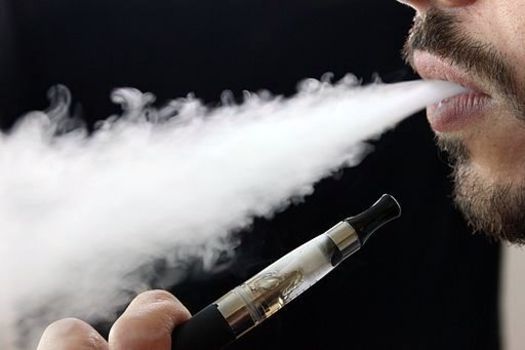 The American Lung Association reports that a 78 percent increase in the use of vaping products in 2018 helped increase the Arizona smoking rate to 15.6 percent. (LindsayFox/WikimediaCommons)