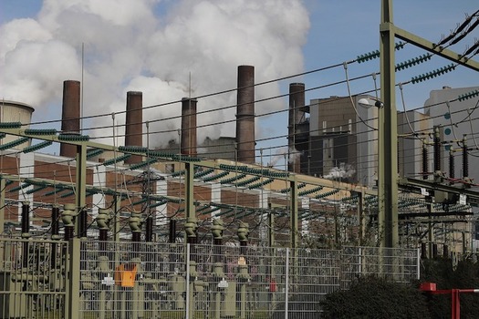 Coal-fired power plants are the source of an estimated 75 percent of U.S. mercury pollution. (Max Musterman/Pixabay)