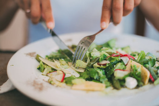 People who eat baked or broiled fish at least once a week may improve their brain health and cut the risk of developing memory problems, according to the Radiological Society of North America. (@ninaidea/Twenty20)