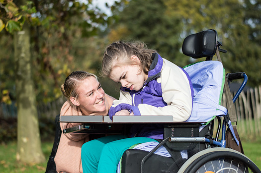 El Programa CDPA permite que la gente con limitaciones fsicas contrate familiares o amistades para que les brinden en casa el cuidado necesario. (mjowra/Adobe Stock)Los intermediarios fiscales dicen que no van a poder manejar esto y que tener a cientos cerrando sus puertas significa bueno habr otro intermediario fiscal al que puedan acudir el trabajador y el consumidor para seguir dando el servicio.