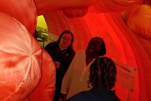 Los Centros de Salud Familiar Western Wayne tienen en exhibicin un enorme globo inflable de colon, para animar a la gente a que se haga exmenes de deteccin de cncer colo-rectal.
