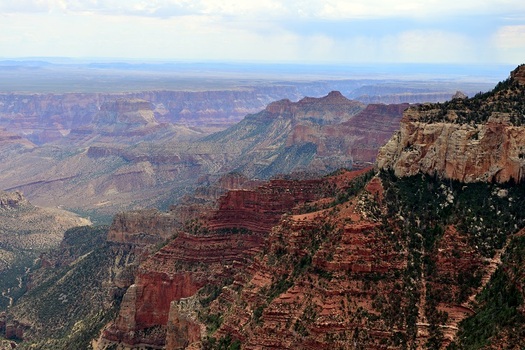 Air pollution from a nearby coal-fired power plant casts a thick haze over the North Rim of Arizonas Grand Canyon. (paulbriden/AdobeStock) 