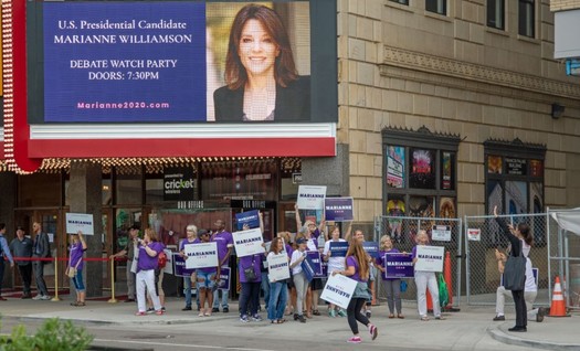 After a spike of initial interest, spiritual advice author Marianne Williamson's presidential campaign stalled. (Becker 1999/Wikipedia)