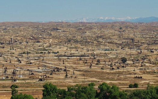 Bakersfield's large oil fields contribute to poor air quality that plagues the region. (Mark Rose/National Parks Conservation Assoc.)