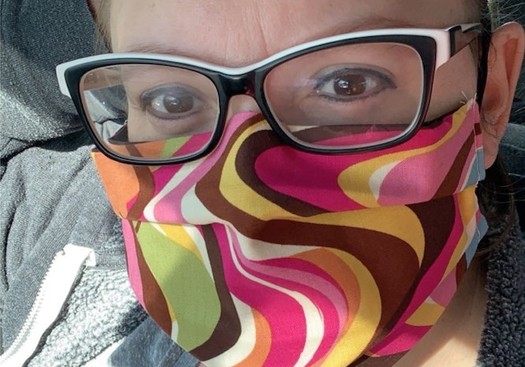 La cuidadora a domicilio Desirae Hernández dice que compró de su dinero 60 mascarillas hechas en casa. (Desiree Hernandez/SEIU 775)