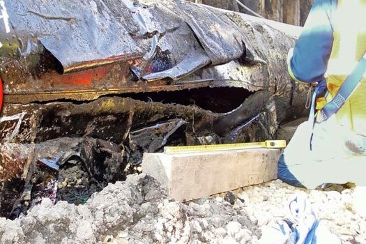 Ruptured segment of Line 6B following the 2010 rupture in Kalamazoo. (NTSF/Flickr)