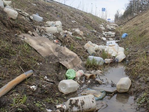 An estimated $4 million in tax dollars are spent annually to clean up litter alongside Ohio's highways. (AdobeStock)